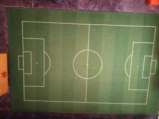 Mesa, taburete infantil y alfombra