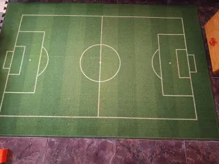 Mesa, taburete infantil y alfombra