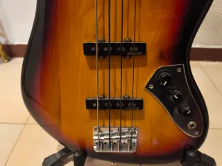 Bajo Fretless Harley Benton Sunburst