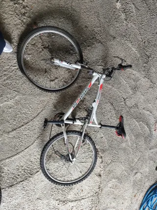 Dos Bicicleta de montaña blanca y azul