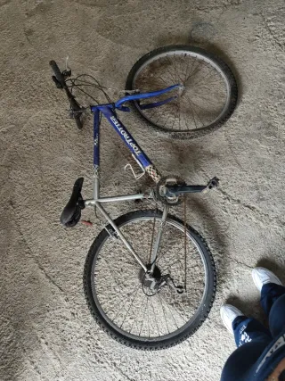 Dos Bicicleta de montaña blanca y azul