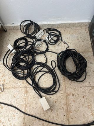 Cables eléctricos con enchufes