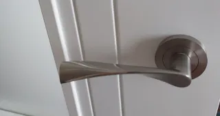 Puerta interior blanca con 3 cristales