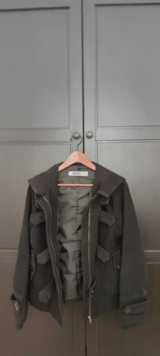 Chaqueta negra con capucha Stradivarius talla L