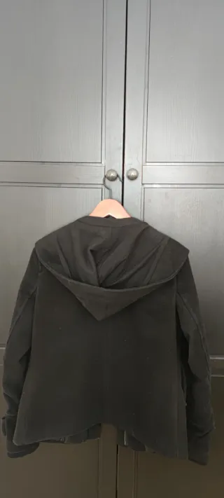 Chaqueta negra con capucha Stradivarius talla L