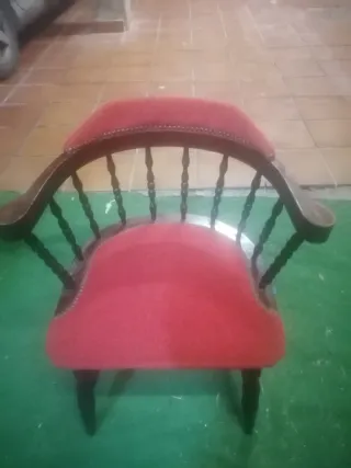 Silla antigua madera y tela roja