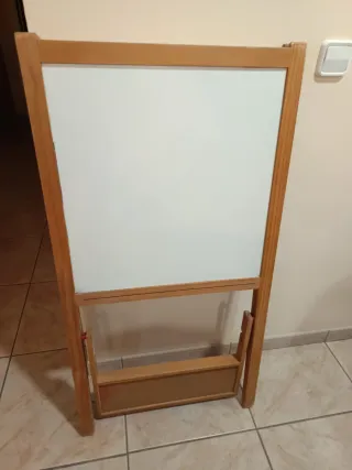 Pizarra de madera con bandeja roja