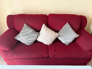 Sofá vintage de tela rojo
