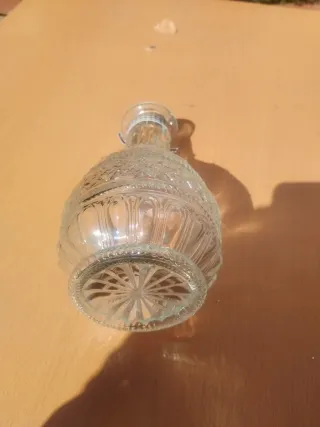 Botella antigua tallada con corcho