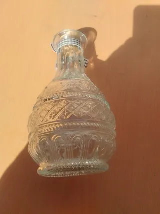 Botella antigua tallada con corcho