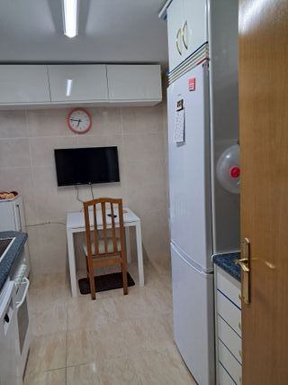 HABITACIÓN AMUEBLADA Y LUMINOSA