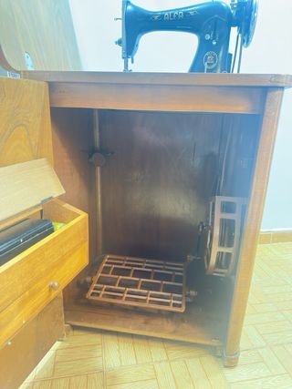 Máquina de coser antigua Alfa