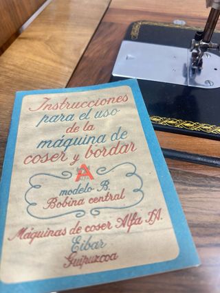 Máquina de coser antigua Alfa