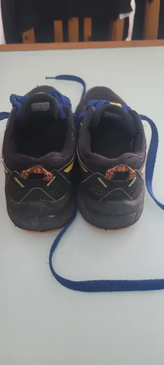 Zapatillas Asics Negras y Naranjas. Talla 34,5.