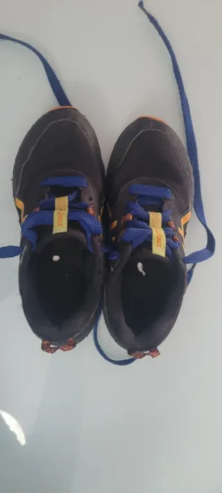 Zapatillas Asics Negras y Naranjas. Talla 34,5.
