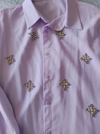 Camisa lila con adornos plateados