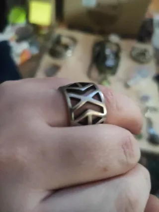 Anillo plateado con diseño geométrico