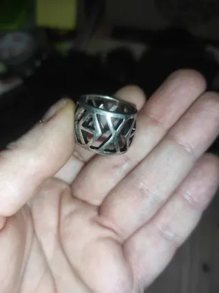 Anillo plateado con diseño geométrico