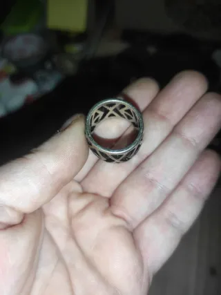 Anillo plateado con diseño geométrico