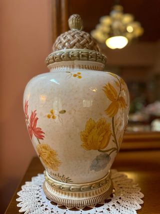 Jarrón de cerámica con tapa decorado