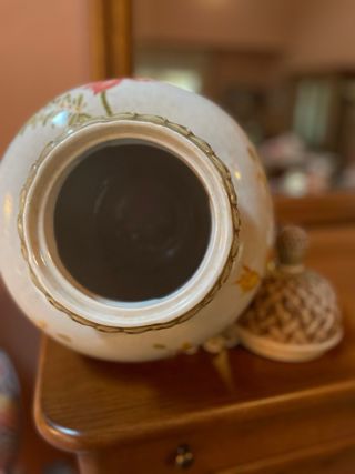 Jarrón de cerámica con tapa decorado