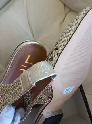 Zapatos dorados nuevos