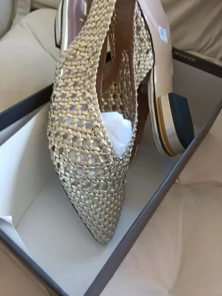 Zapatos dorados nuevos