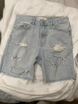 Pantalón corto vaquero Bershka roto