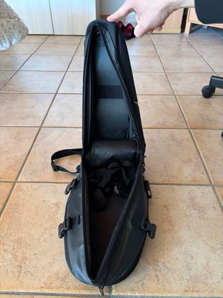 Mochila para moto negra y plateada