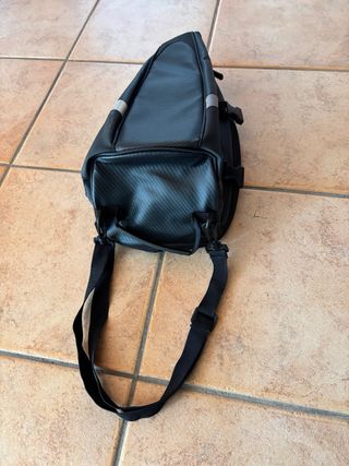 Mochila para moto negra y plateada