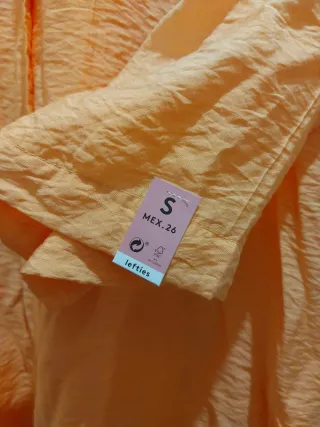 Blusa naranja manga corta.