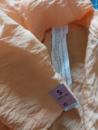 Blusa naranja manga corta.