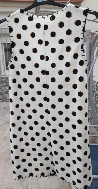 Vestido blanco con lunares negros