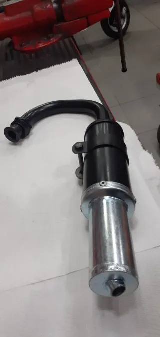 Tubo de escape Mobylette negro y plateado