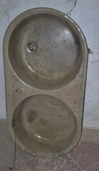 Fregadero doble seno gris.