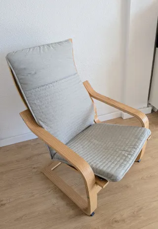 Sillón Poäng madera y tela gris