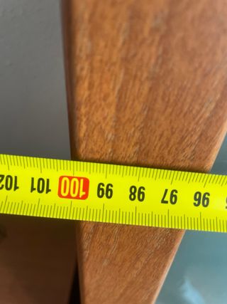 Mueble de madera y cristal