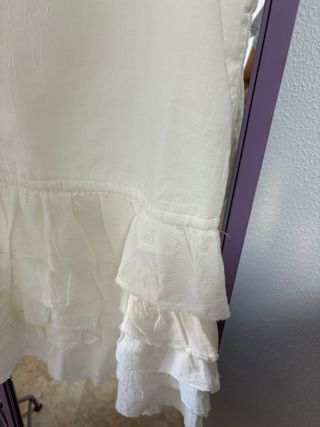 Vestido blanco corto con volantes