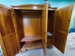 Armario de madera de pino