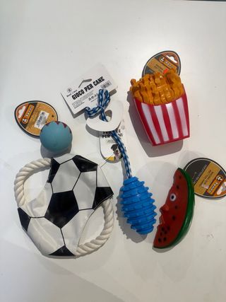 Giochi per cani: patatine, anguria, pallone