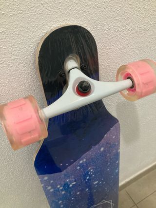 Patineta Longboard Negra Ruedas Rosas