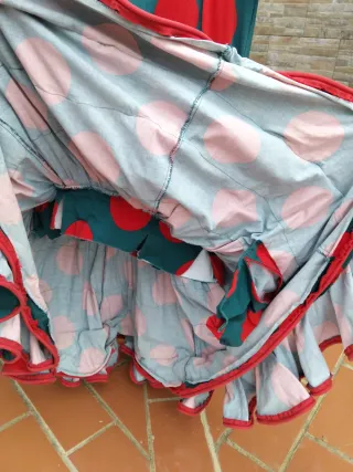 Traje Flamenca Verde con Lunares Rojos.