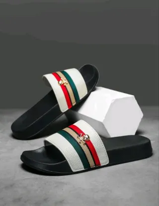 Sandalias negras con calavera y rayas