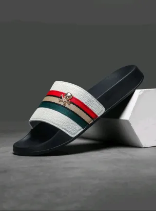 Sandalias negras con calavera y rayas