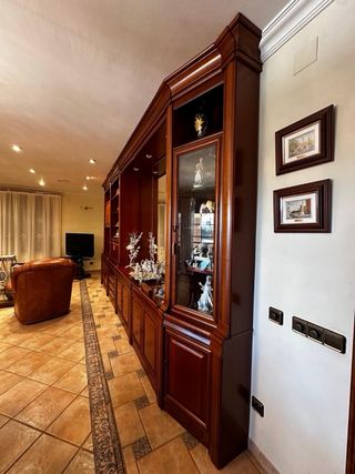 Comedor de madera con vitrina