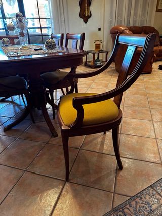 Comedor de madera con vitrina