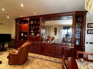 Comedor de madera con vitrina