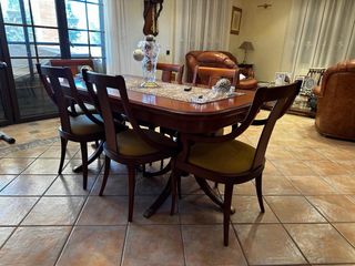 Comedor de madera con vitrina