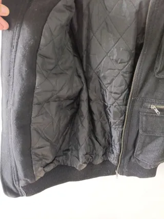 Cazadora negra con capucha