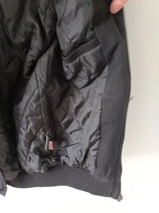 Cazadora negra con capucha